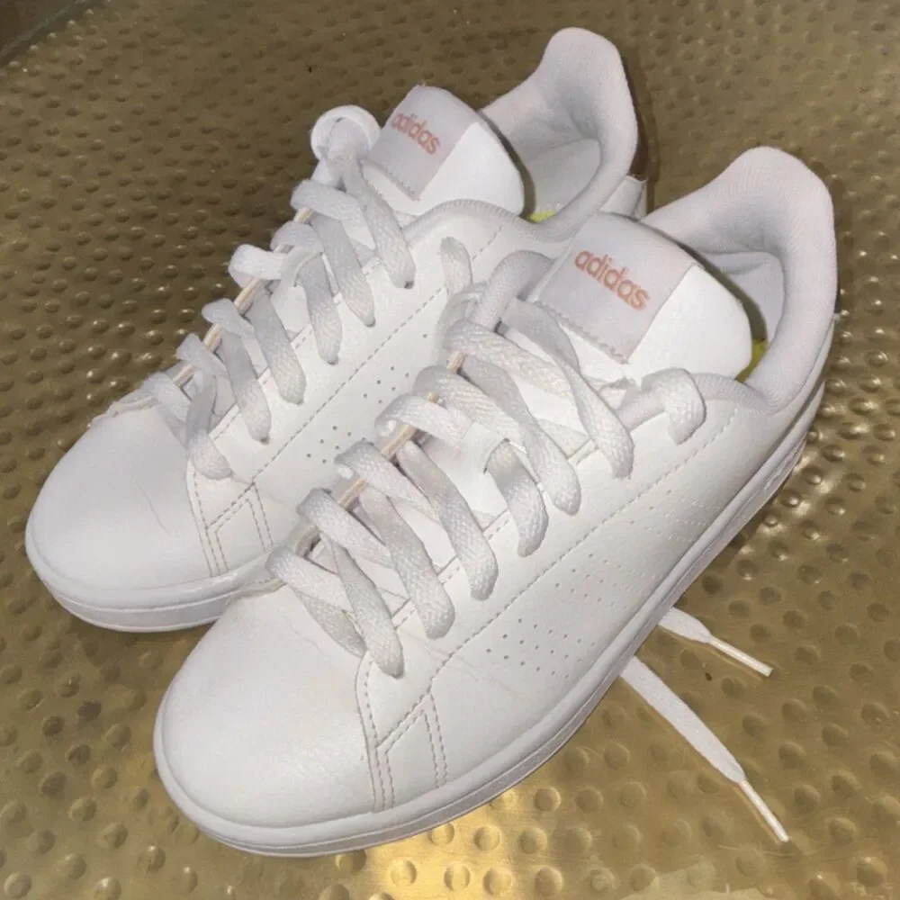 adidas Men’s White & Gold Solid Low Top Lace-Up Sneakers Gold Heel size 6
